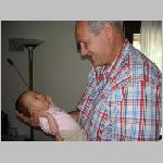 20 und Kira beim Grossdaedi.JPG